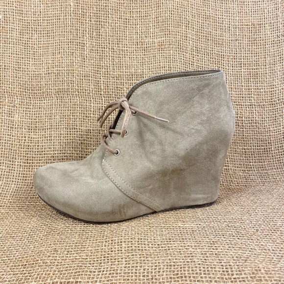 Women’s booties ankle boots wedges suede nubuck beige size 7.5 - Picture 2 of 9